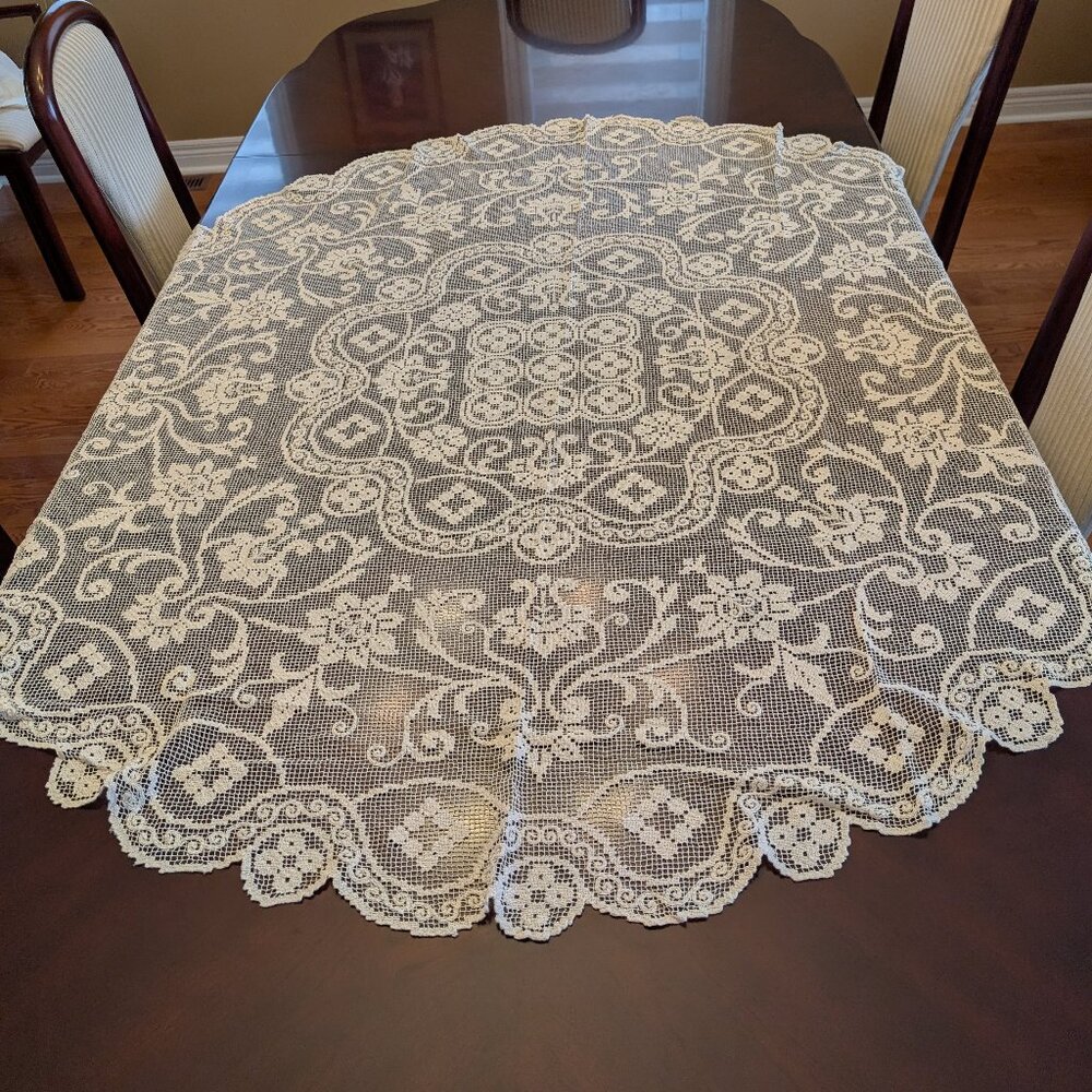 Vintage round lace tablecloth, 58 Inch Diameter